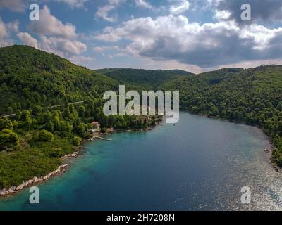 Atemberaubende Landschaft über der griechischen Insel Skopelos im Herbst. Skopelos ist die größte Insel des Sporaden-Komplexes und bedeckt 96 Quadratkilometer mit 80% seiner Fläche Stockfoto