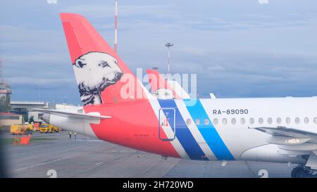 Sukhoi SuperJet 100-95LR RA-89069 Yamal Airlines steht am Flughafen: Moskau, Russland - 28. August 2021 Stockfoto