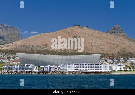 Kapstadt-Stadion, Green Point, Kapstadt, Westkap, Südafrika, Vom Meer aus gesehen, mit Signal Hill dahinter. 28. Dezember 2011. Stockfoto