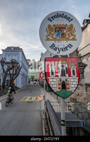 Burghausen, Deutschland. 19th. November 2021. Der Freistaat Bayern steht auf einem Schild an der Grenze zwischen Deutschland und Österreich. Die beiden österreichischen Staaten mit den höchsten Corona-Zahlen, Salzburg und Oberösterreich, gehen nächste Woche in eine harte Sperre. Beide Staaten liegen an der Grenze zu Bayern. Quelle: Armin Weigel/dpa/Alamy Live News Stockfoto