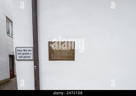 Balingen, Baden-Württemberg, Deutschland, 20. Juni 2021, Wegweiser auf einer Hausmauer der Stadt Balingen in deutscher Sprache mit dem Text - Klein Venedig - an Stockfoto