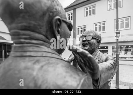 Balingen, Baden-Württemberg, Deutschland, 20. Juni 2021, Bronzestatue von Guido Messer im Zentrum von Balingen mit dem Titel - Manus manum lavat , Stockfoto