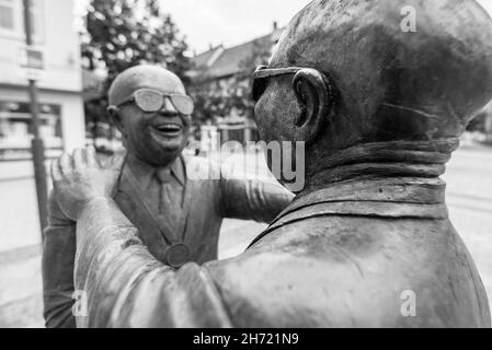 Balingen, Baden-Württemberg, Deutschland, 20. Juni 2021, Bronzestatue von Guido Messer im Zentrum von Balingen mit dem Titel - Manus manum lavat , Stockfoto