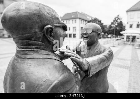 Balingen, Baden-Württemberg, Deutschland, 20. Juni 2021, Bronzestatue von Guido Messer im Zentrum von Balingen mit dem Titel - Manus manum lavat , Stockfoto