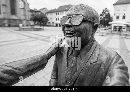 Balingen, Baden-Württemberg, Deutschland, 20. Juni 2021, Bronzestatue von Guido Messer im Zentrum von Balingen mit dem Titel - Manus manum lavat , Stockfoto