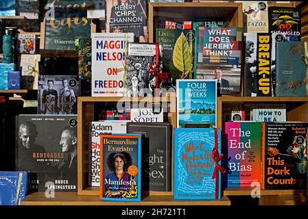 Eine Auswahl von Büchern über die Anzeige im Fenster von Waterstones Buchhandlung an der Princes Street, Edinburgh, Schottland, Großbritannien. Stockfoto