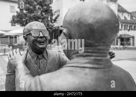 Balingen, Baden-Württemberg, Deutschland, 20. Juni 2021, Bronzestatue von Guido Messer im Zentrum von Balingen mit dem Titel - Manus manum lavat , Stockfoto