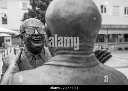 Balingen, Baden-Württemberg, Deutschland, 20. Juni 2021, Bronzestatue von Guido Messer im Zentrum von Balingen mit dem Titel - Manus manum lavat , Stockfoto