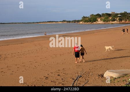 Ältere Paare und Hunde am Mindil Beach, Darwin, Northern Territory, Australien Stockfoto