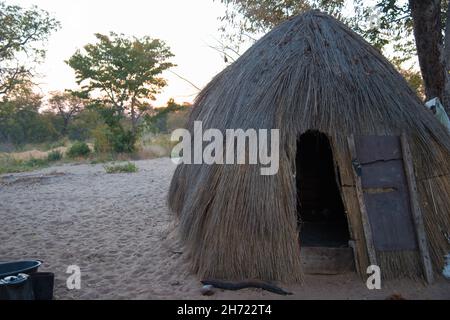 Afrikanisches Haus aus trockenem Stroh. Buschmänner, Namibia. Afrika Stockfoto