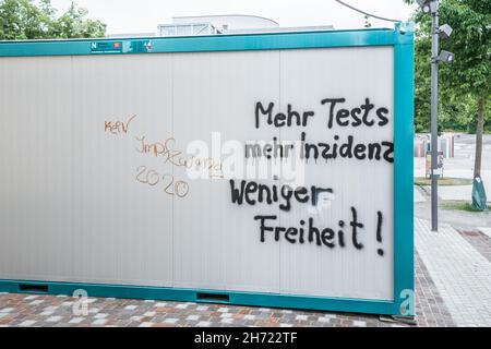 Balingen, Baden-Württemberg, Deutschland, 20. Juni 2021, Graffiti in deutscher Sprache mit dem Text - kein Impfzwang 2020 - Mehr Tests mehr inzidenz We Stockfoto