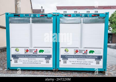 Balingen, Baden-Württemberg, Deutschland, 20. Juni 2021, Corona Covid-19 Schnelltestcontainer des Deutschen Roten Kreuzes in der Innenstadt von Balingen Germ Stockfoto
