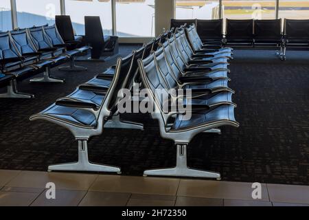 Leere Sitze in der Abflughalle am Flughafen Stockfoto