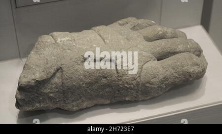 Lebensgroßer Standfuß. Römische Kaiserzeit. Gefunden in einer Mauer in der Zitadelle. Gozo Museum für Archäologie. Cittadella de Victoria. Gozo, Malta. Stockfoto