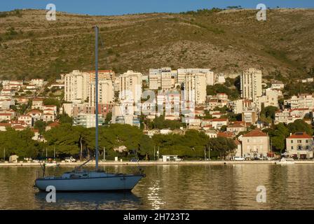 Boote, Schiffe und Yachten liegen im Hafen von Luka Gruz, Dubrovnik, Kroatien. Stockfoto