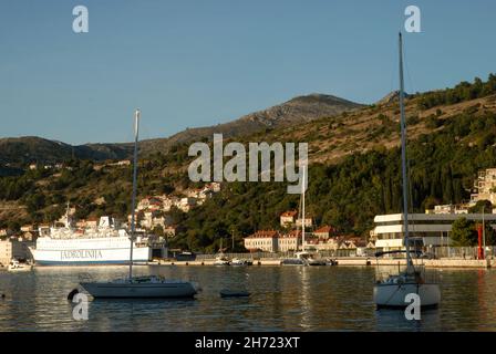 Boote, Schiffe und Yachten liegen im Hafen von Luka Gruz, Dubrovnik, Kroatien. Stockfoto