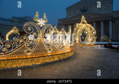 Festliches Moskau. Neues Jahr in Russland. Die Dekoration der Moskauer Straßen im neuen Jahr. Weihnachtsschmuck vor dem Bolschoi-Theater. Nebliger Winter-Morni Stockfoto