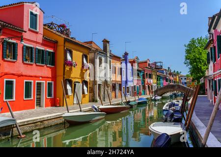 Blick auf die Insel Burano mit typischen bunten Häusern Stockfoto