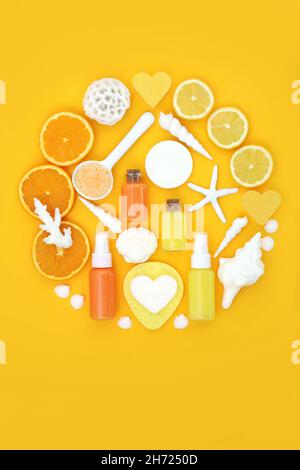 Frische Fruchtorange- und Zitronenbestandteile für die Pflege von Hautpflege und Gesichtsbehandlungen mit Feuchtigkeitscreme, Lotion, Seife, Schwamm und Muscheln auf Gelb. Stockfoto