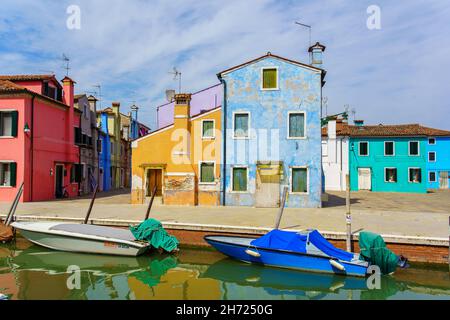 Blick auf die Insel Burano mit typischen bunten Häusern Stockfoto