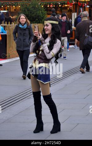 London, Großbritannien. 19th. November 2021. Der Weihnachtsmarkt am Trafalgar Square ist am Freitagnachmittag voll. Kredit: JOHNNY ARMSTEAD/Alamy Live Nachrichten Stockfoto