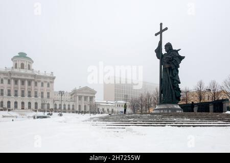 Moskau, Russland - 24. Januar 2021: Denkmal Wladimir des Großen auf dem Borowizkaja Platz im Winter. Nebliger Wintermorgen in Moskau Stockfoto