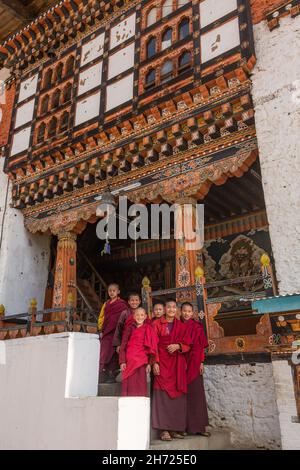 Junge buddhistische Mönche an der Dechen Phodrang Klosterschule in Thimphu, Bhutan. Stockfoto