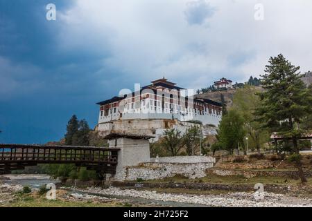 Die Paro Rinchen Pung Dzong, bazam oder Brücke und Ta Dzong Wachturm darüber. Paro, Bhutan. Stockfoto