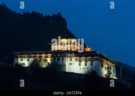 Die Rinpung Dzong beleuchtet in der Nacht in Paro, Bhutan. Stockfoto