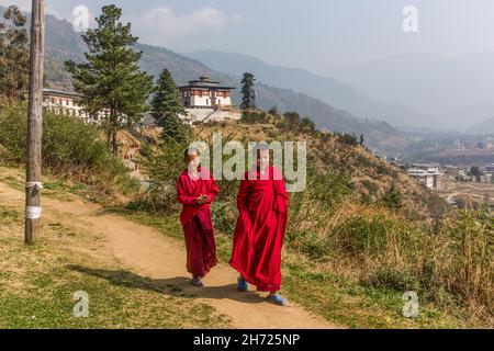 Junge buddhistische Novizenmönche an der Dechen Phodrang Klosterschule in Thimphu, Bhutan. Stockfoto