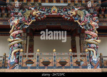 Kunstvolle Details rund um die King's Box im Thimphu Dzong in Thimphu, Bhutan. Stockfoto