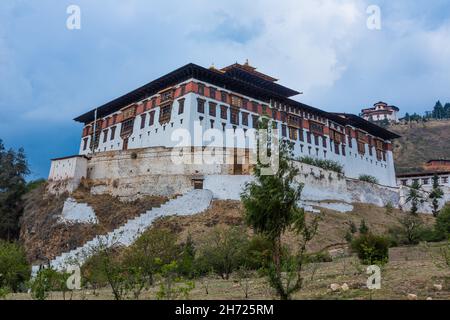 Der Paro Rinchen Pung Dzong und Ta Dzong Wachturm darüber. Paro, Bhutan. Stockfoto