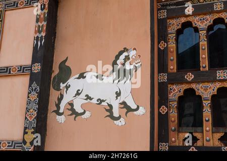 Ein Gemälde des mythischen Schneelöwen, gemalt an der Wand eines Hauses in Bhutan. Stockfoto