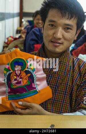 Ein Nähstudent am National Institute of the Thirteen Arts lernt Stickereien und Seidenapplikationen in Thimphu, Bhutan. Stockfoto