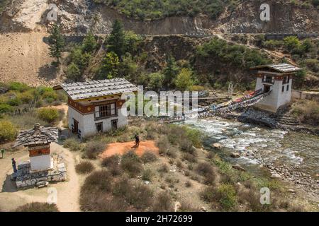 Gebetsfahnen säumen die letzte verbliebene eiserne Kettenbrücke in Bhutan über den Paro Chhu Fluss in der Nähe von Paro, Bhutan. Stockfoto