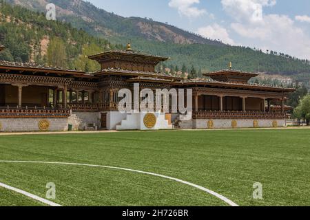 Das Fußballfeld, VIP-Sitzplätze und King's Box des Changlimiithang Stadions, dem Nationalstadion von Bhutan. Stockfoto