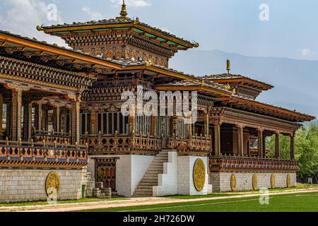 Das Fußballfeld, VIP-Sitzplätze und King's Box des Changlimiithang Stadions, dem Nationalstadion von Bhutan. Stockfoto