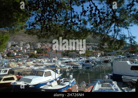 Boote, Schiffe und Yachten liegen im Hafen von Luka Gruz, Dubrovnik, Kroatien. Stockfoto