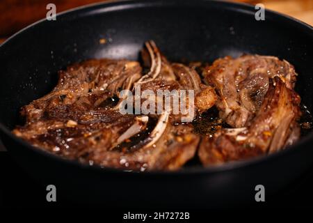 Lammgaren. Köstliches Fleischgericht. Nahaufnahme. Appetitliches Fleischgericht. Stockfoto