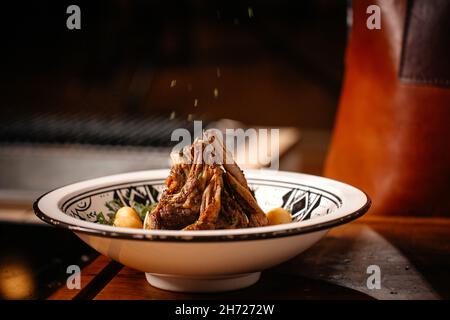 Gekochte Lammrippen, gewürzt mit Petersilie. Appetitliche Mahlzeit Essen Stockfoto