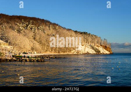 Schneebedeckte Klippe in Gdynia Orlowo. Winterlandschaft, Ostsee, Polen. Stockfoto