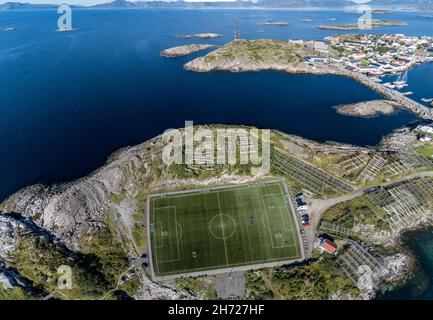 Luftaufnahme über das Fußballstadion auf einer felsigen Insel, Fischerdorf Henningsvaer, Lofoten, Norwegen Stockfoto