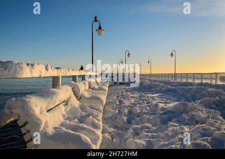 Schneebedeckte Pier in Gdynia Orlowo. Winterlandschaft, Ostsee, Polen. Stockfoto