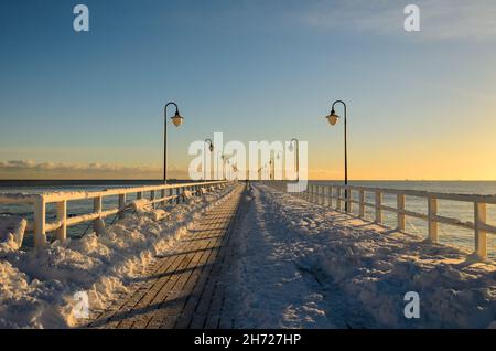 Schneebedeckte Pier in Gdynia Orlowo. Winterlandschaft, Ostsee, Polen. Stockfoto