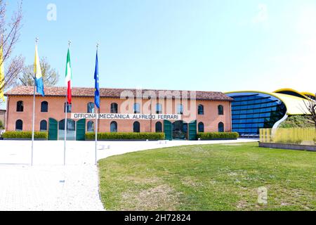 Modena, Italien, 1. April 2019 - Museo Enzo Ferrari in Modena. Das ursprüngliche Haus, in dem Enzo Ferrari aufgewachsen ist Stockfoto