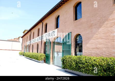 Modena, Italien, 1. April 2019 - Museo Enzo Ferrari in Modena. Das ursprüngliche Haus, in dem Enzo Ferrari aufgewachsen ist Stockfoto