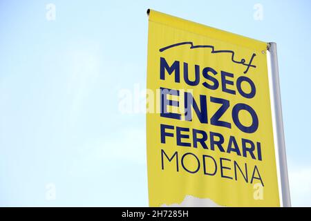 Modena, Italien, 3. April 2019, ein gelbes Banner für das Museo Enzo Ferrari Museum Stockfoto