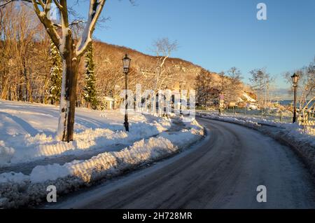 Schneebedeckte Straße in Gdynia Orlowo. Winterlandschaft, Polen. Stockfoto