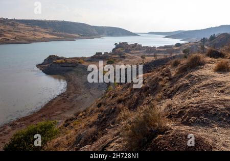 Foinikas (türkisch: Finike) verlassene türkische Ortschaft im Xeropotamos-Tal neben dem Asprokremmos-Stausee. Bezirk Paphos, Republik Zypern. Stockfoto