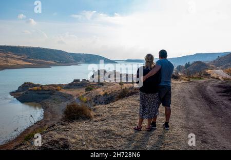 Foinikas (türkisch: Finike) verlassene türkische Ortschaft im Xeropotamos-Tal neben dem Asprokremmos-Stausee. Bezirk Paphos, Republik Zypern. Stockfoto